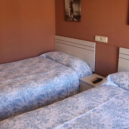 Milagro Hostal Burgales מראה חיצוני תמונה