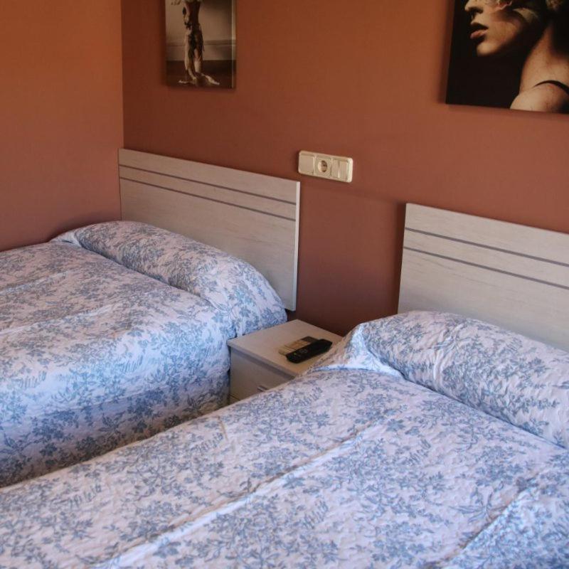 Milagro Hostal Burgales מראה חיצוני תמונה