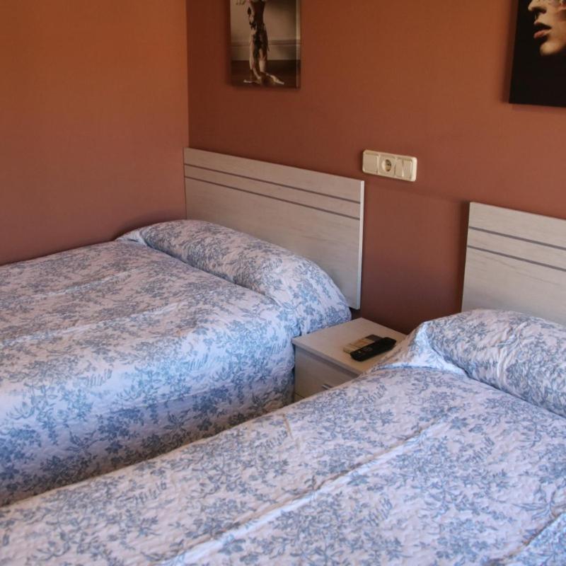 Milagro Hostal Burgales מראה חיצוני תמונה