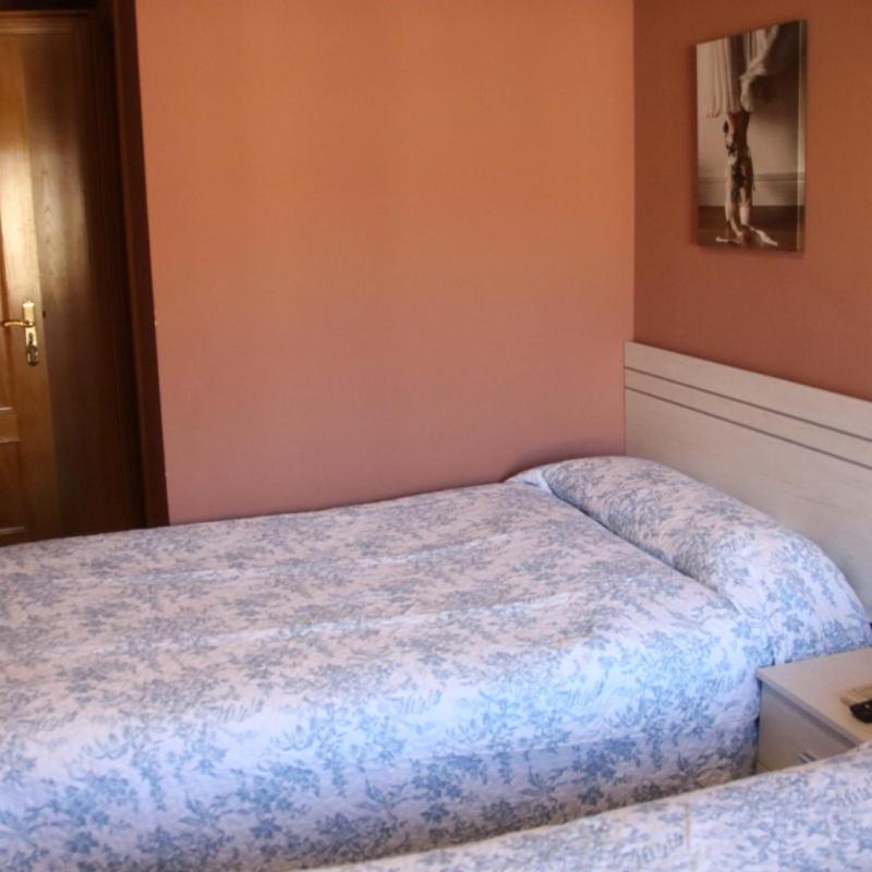 Milagro Hostal Burgales מראה חיצוני תמונה