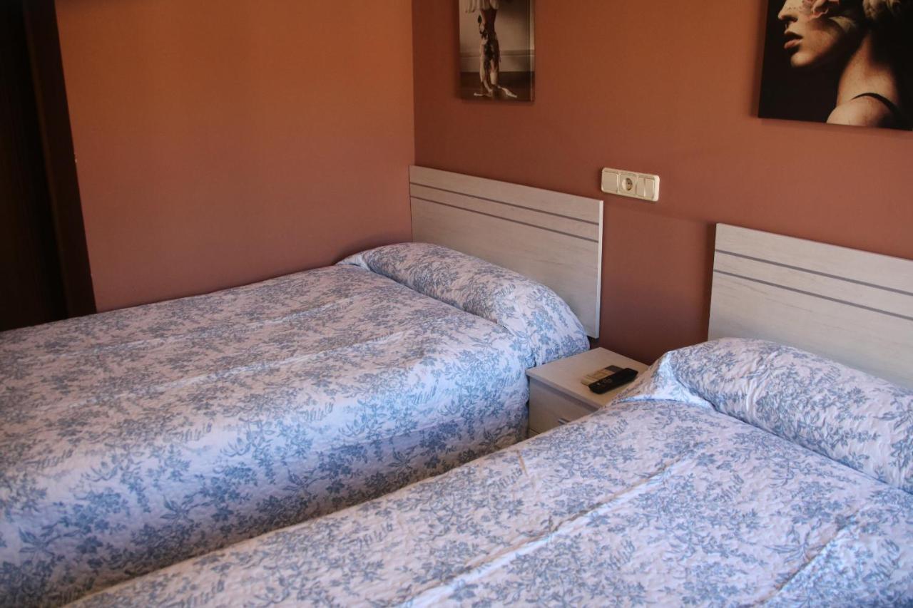 Milagro Hostal Burgales מראה חיצוני תמונה